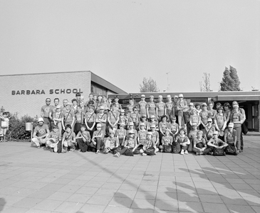 883666 Groepsportret met leerlingen en leerkrachten van de Barbaraschool (Rijnzichtlaan 3) te Bunnik.
